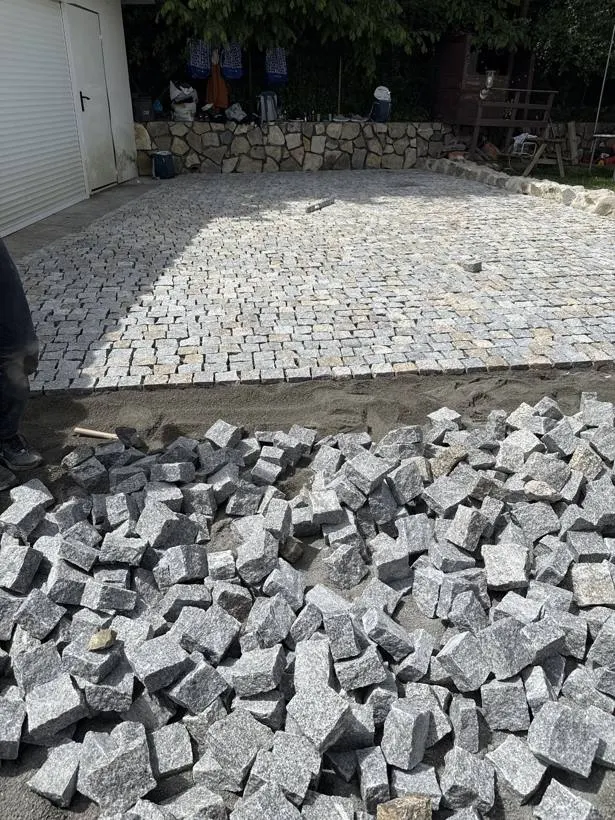 Pavés de granit en cours de pose