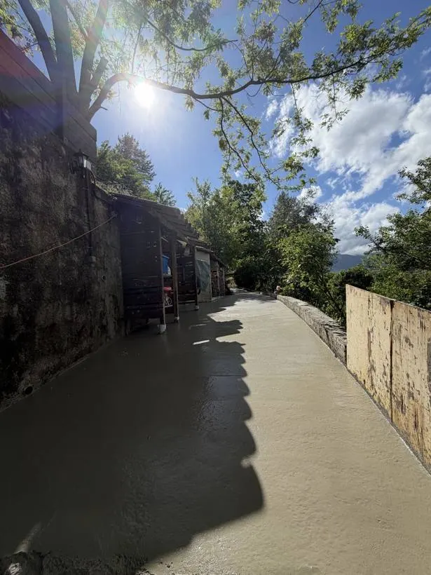 Allée en béton fraîchement coulée