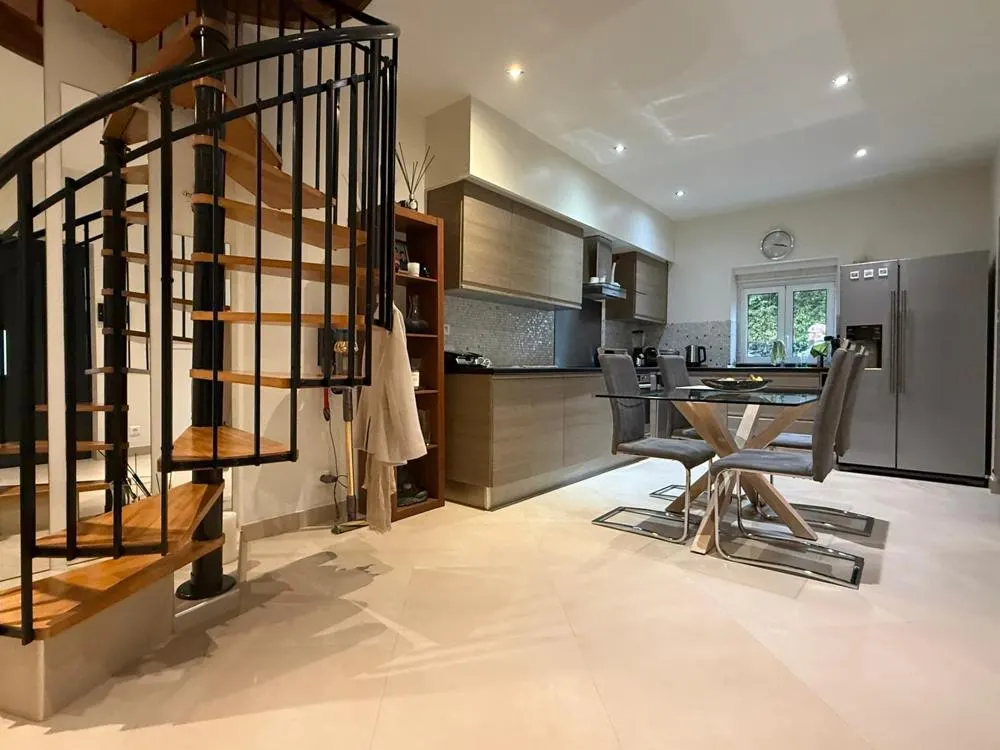 Appartement rénové avec cuisine ouverte et carrelage grand format