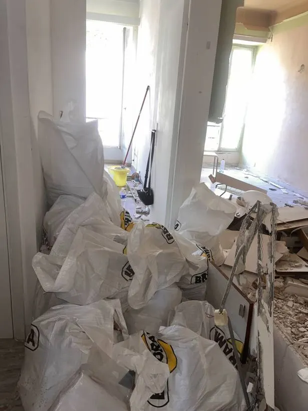 Appartement en démolition avec sacs de gravats