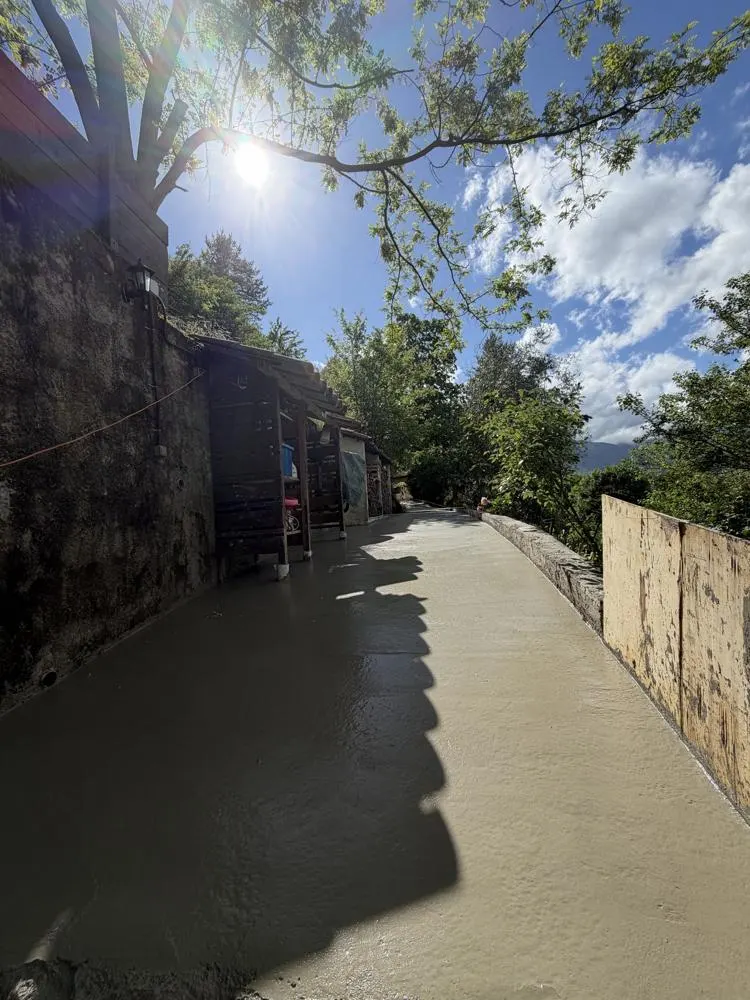 Allée en béton fraîchement coulée