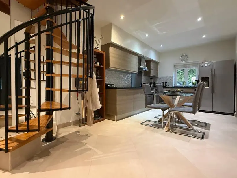 Appartement entièrement rénové avec cuisine ouverte et carrelage grand format
