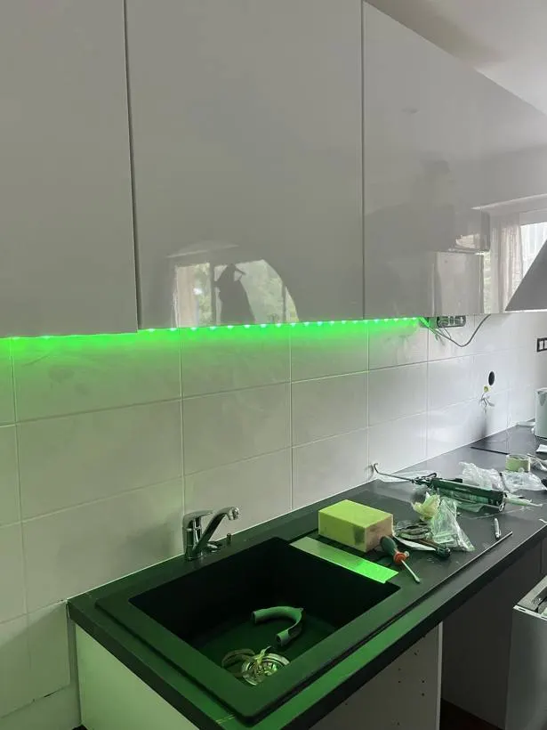Cuisine installée avec crédence carrelée et éclairage LED