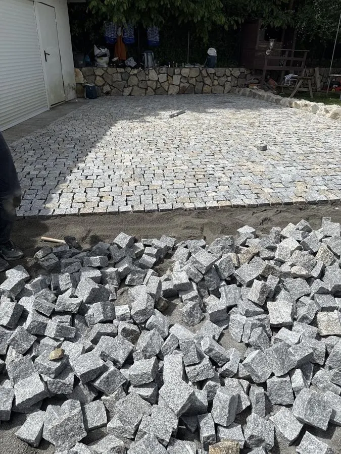 Pavés de granit en cours de pose
