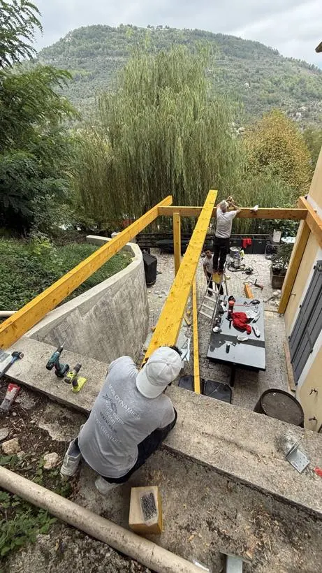 Équipe MVA Dynamics posant une charpente en bois