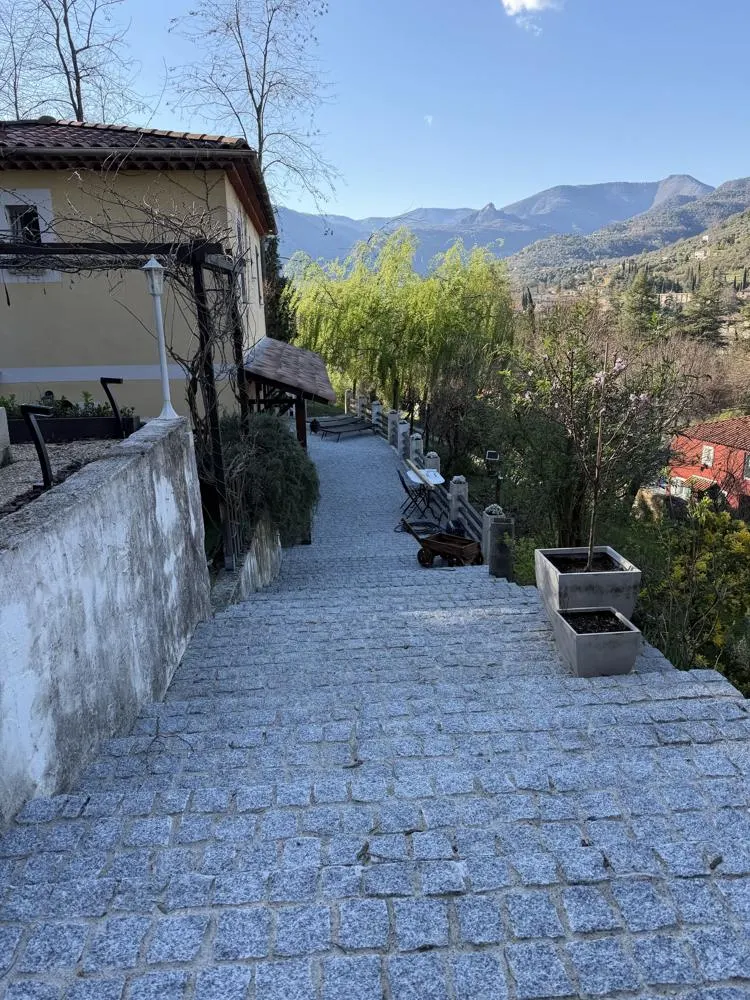 Allée en pavés de granit avec vue sur la vallée