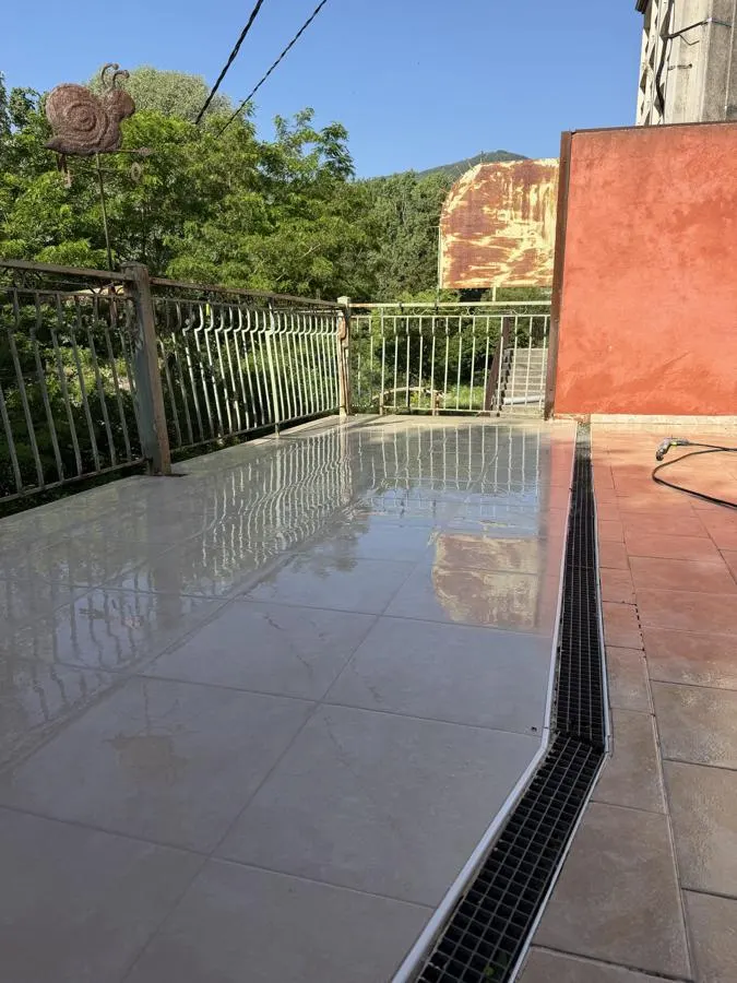 Terrasse carrelée avec caniveau