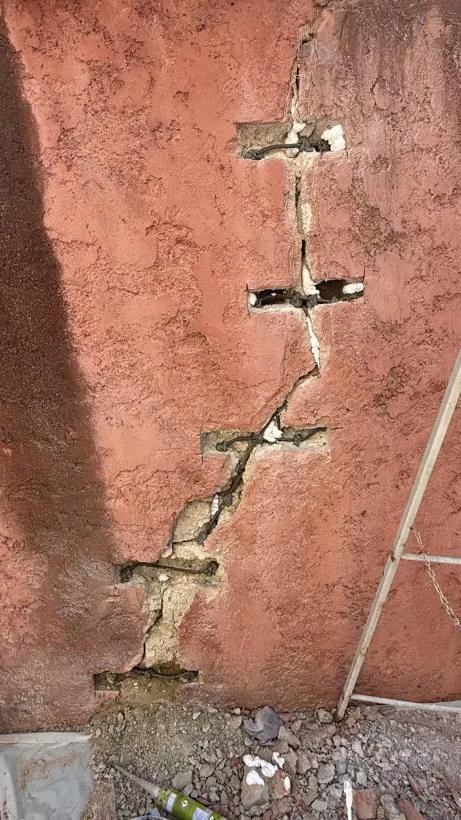 Fissure de façade renforcée par des agrafes