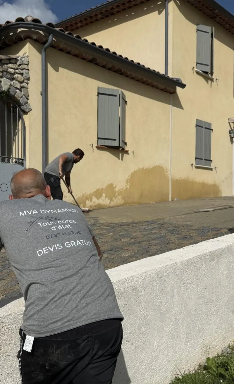 Équipe MVA Dynamics en intervention sur un chantier de pavage