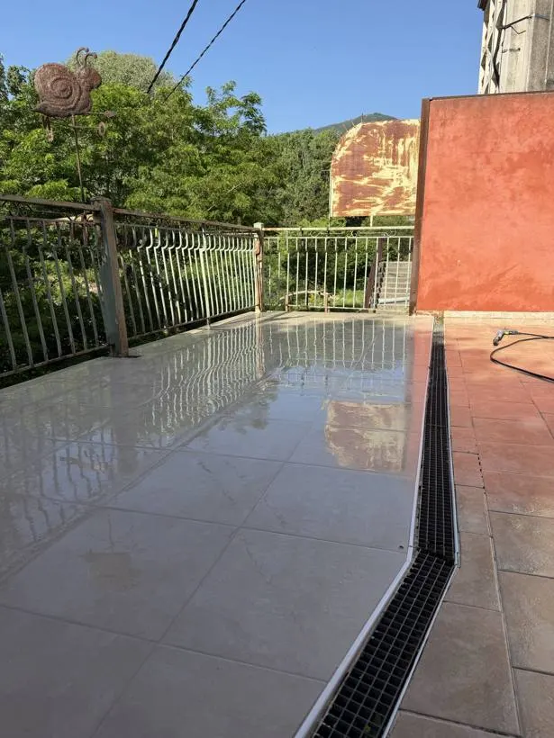 Terrasse carrelée avec caniveau