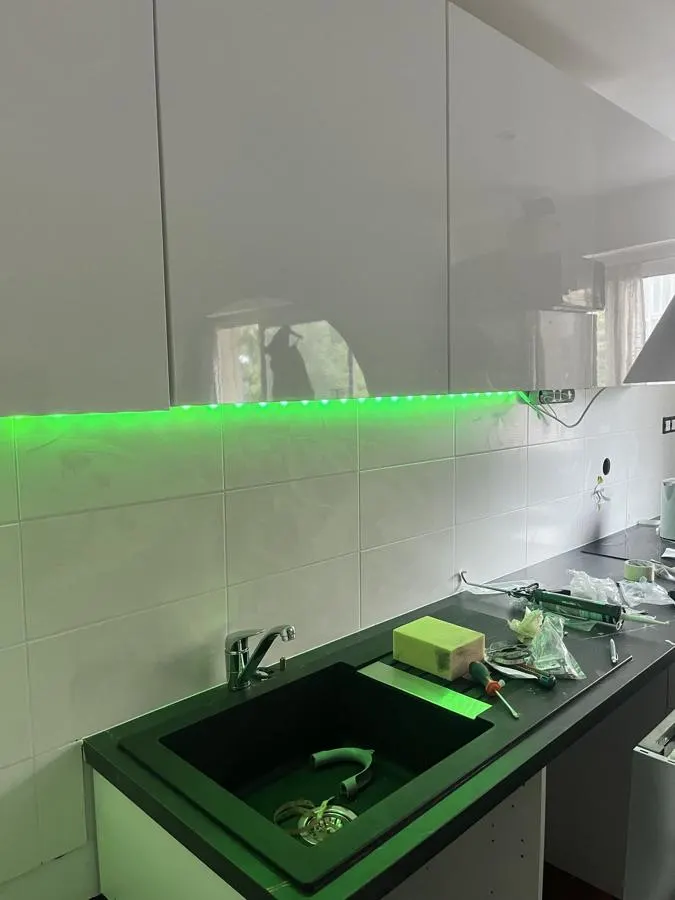 Cuisine installée avec crédence carrelée et éclairage LED